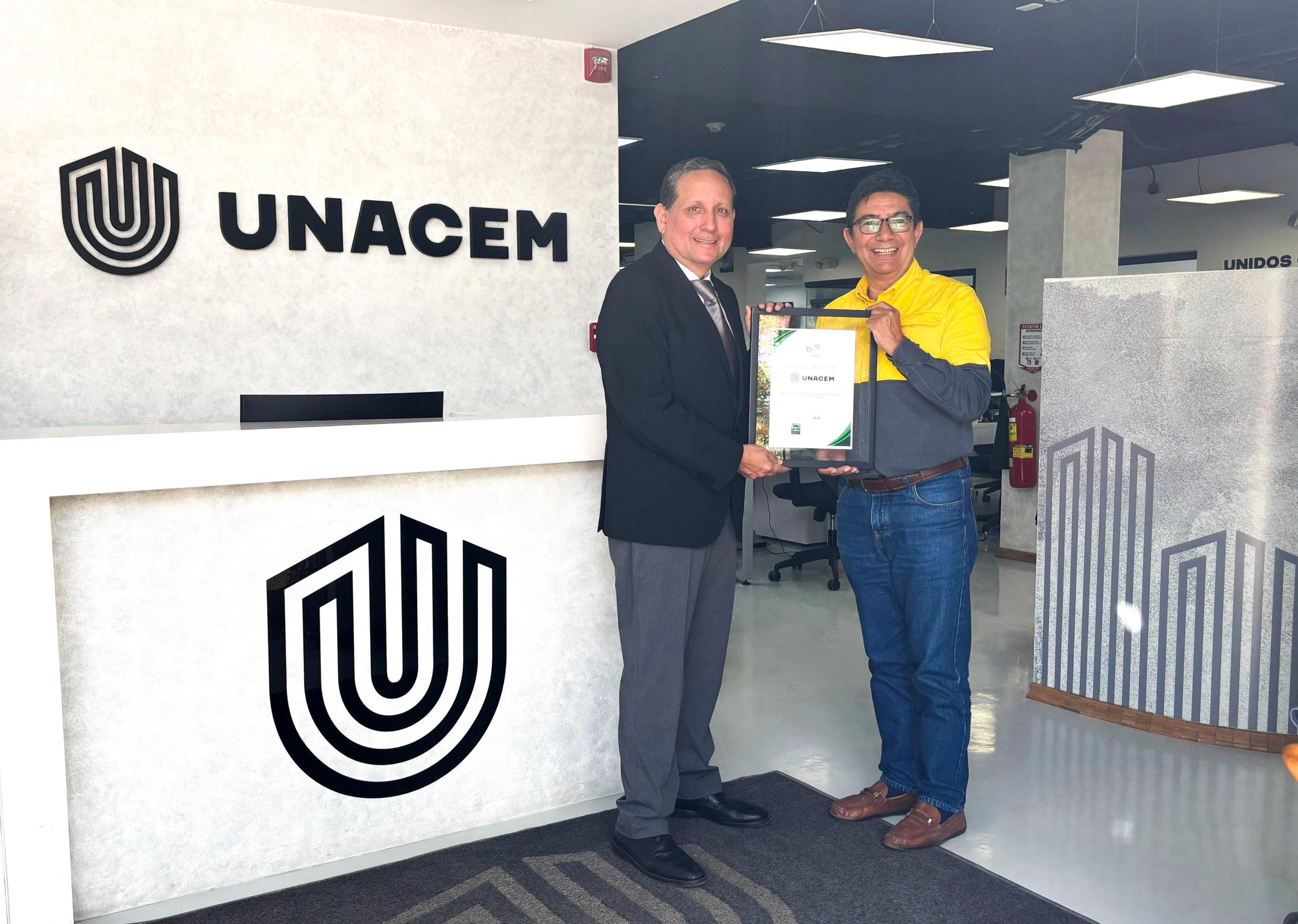 UNACEM ECUADOR RECIBE RECONOCIMIENTO POR LA GESTIÓN DE LA HUELLA DE CARBONO EN SU PLANTA DE HORMIGÓN MIRAVALLE