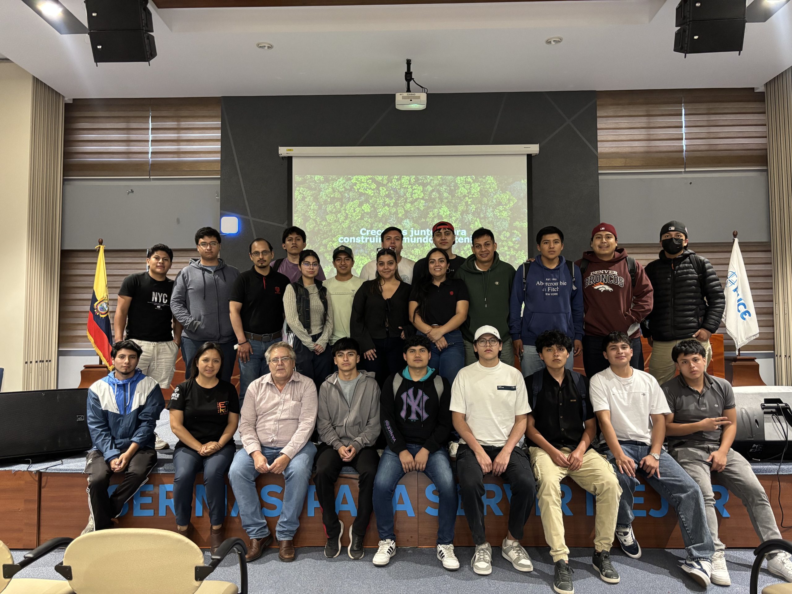 UNACEM Ecuador fortalece la formación académica en construcción sostenible en el Noveno Congreso Internacional de la PUCE-SI