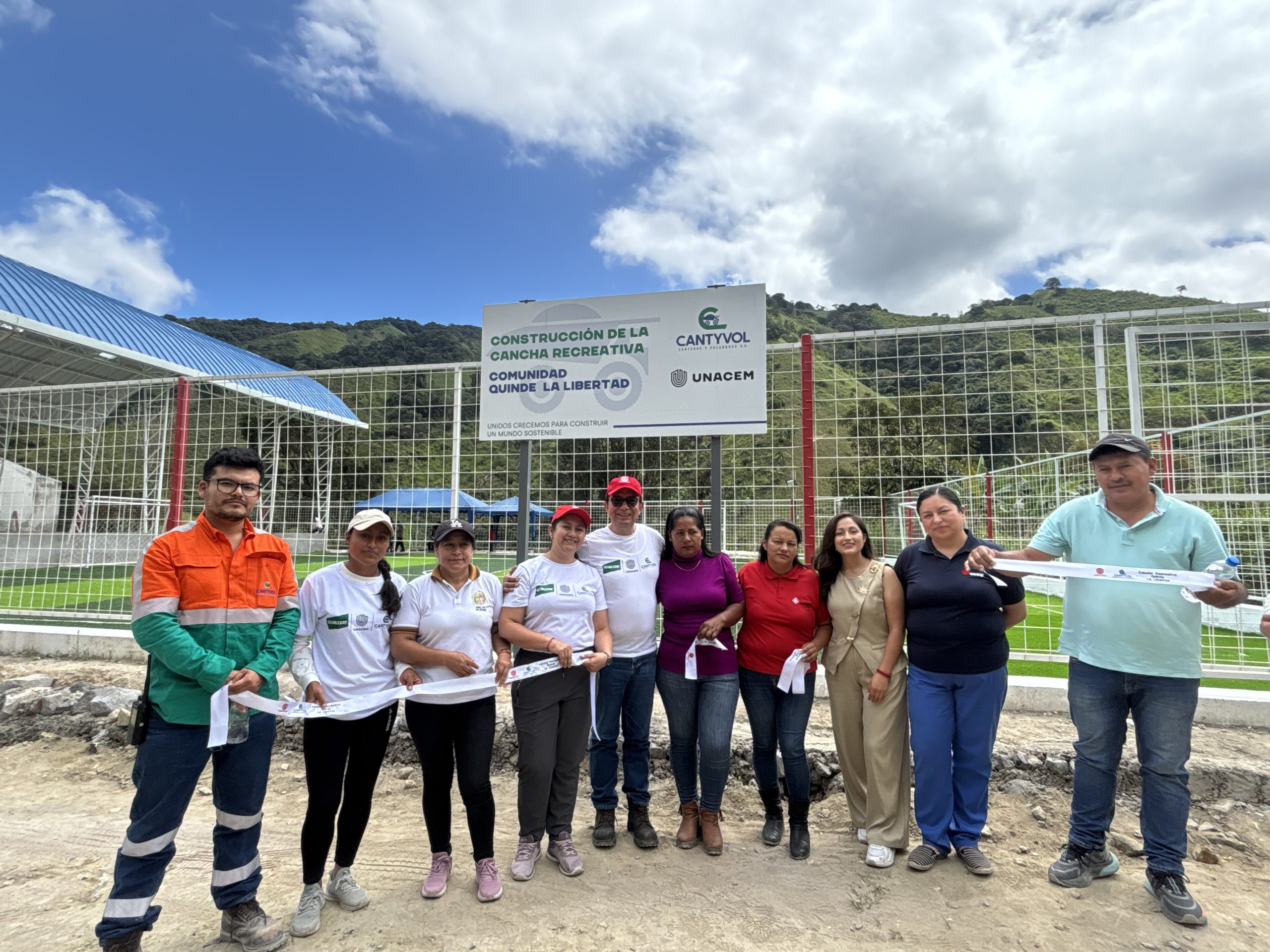 UNACEM Ecuador y su marca Cemento Selvalegre inauguran cancha recreativa para fortalecer la integración comunitaria en Quinde La Libertad